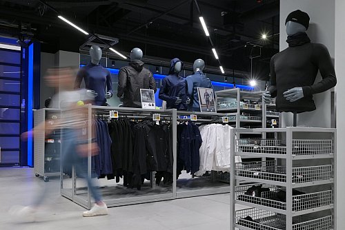 Auch kleinere Decathlon-Geschäfte in Innenstädten und Einkaufszentren sind geplant - wie hier in Potsdam. - © Michael Bahlo/dpa