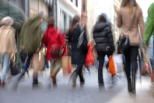 Viele Händler zieht es trotz Krise zu den Kunden in die Innenstädte. (Symbolbild) - © Jan Woitas/dpa