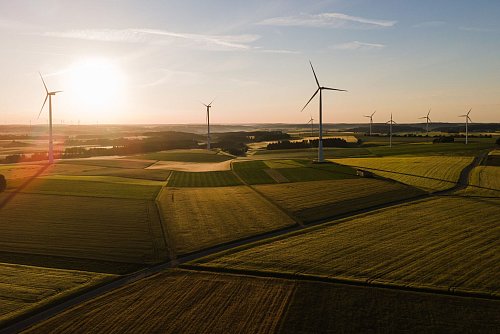 Windkraft: Einige nachhaltige Fonds setzen auf erneuerbare Energie statt auf Öl und Gas - © Tom Weller/dpa/dpa-tmn