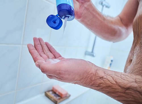 Shampoos mit Koffein können Haarverlust nicht aufhalten. - © Annette Riedl/dpa/dpa-tmn