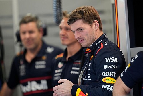 Noch ein schneller Blick von Max Verstappen auf seinen Dienstwagen. - © Darko Bandic/AP/dpa