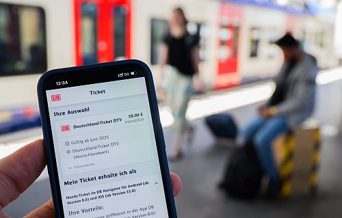 Der Preis des Deutschlandtickets stieg 2025 kräftig. (Illustration) - © Julian Stratenschulte/dpa
