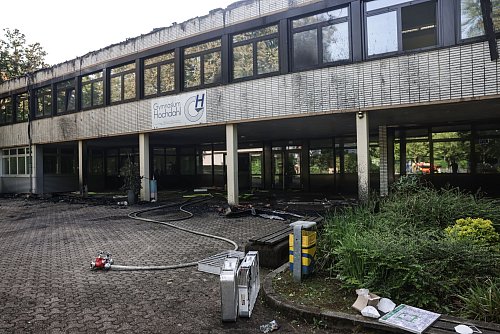 Stumme Zeugen der Verwüstung: Die zwei Schulen sind für Schülerinnen und Schüler nicht mehr nutzbar. (Archivbild) - © Oliver Berg/dpa