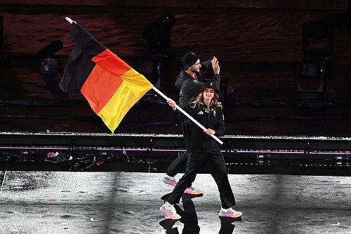 Fahnenträgerin bei der Abschlussfeier: Elena Semechin. - © Julian Stratenschulte/dpa