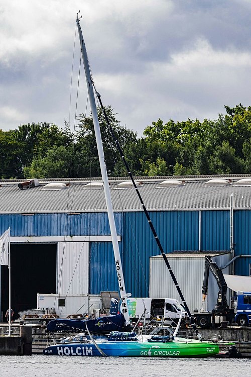 Nach Crash beim Ocean Race: Die beschädigte Rennjacht vom Team «Holcim-PRB» liegt am Dock einer Kieler Werft. - © Frank Molter/dpa