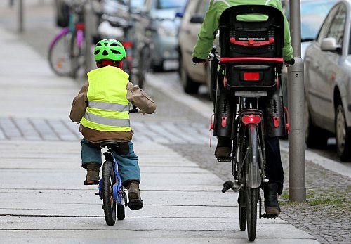 Fahrradfahren geht schneller als laufen - aber stellt andere Anforderungen. Also lieber nicht direkt allein mit dem Rad zur Schule rät die Expertin. - © Jan Woitas/dpa/dpa-tmn