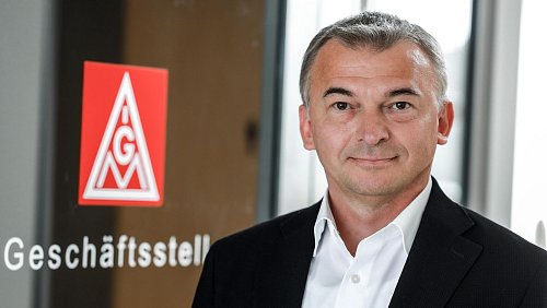 «Es gibt keinen Grund, pessimistisch zu sein», sagt Gewerkschafter Hakan Civelek. - © Thomas Range/IG Metall Velbert/dpa