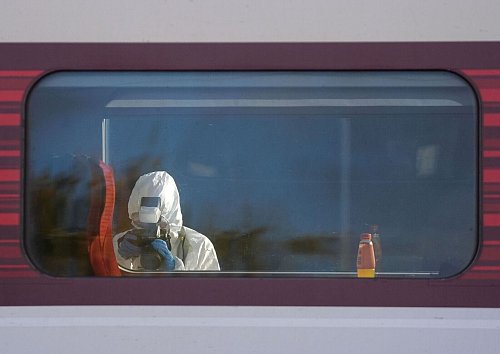 Forensiker untersuchen den Zug, in dem es zu dem verheerenden Angriff kam. - © Joe Giddens/PA Wire/dpa