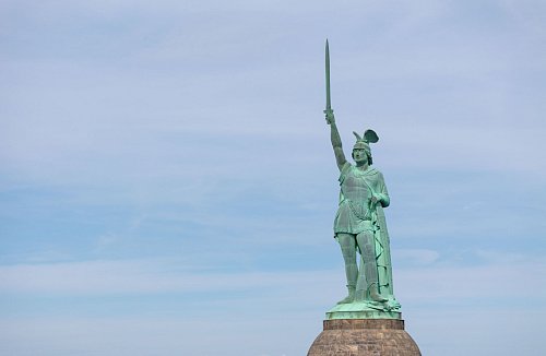 Der Hermann reckt sein Schwert in die Höhe. - © Friso Gentsch/dpa
