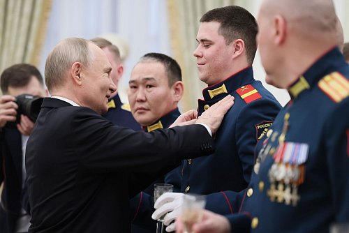 Kremlchef Wladimir Putin hat Kriegsteilnehmer im Kreml als Helden Russlands ausgezeichnet und den Streitkräften neue und moderne Waffen in Aussicht gestellt. - © Mikhail Metzel/Pool Sputnik Kremlin/dpa