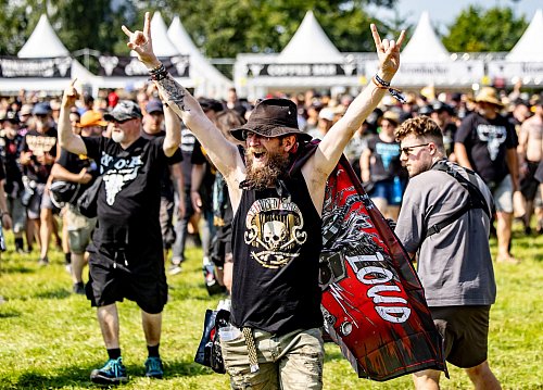 Die Fans können es kaum erwarten. (Archivbild) - © Axel Heimken/dpa