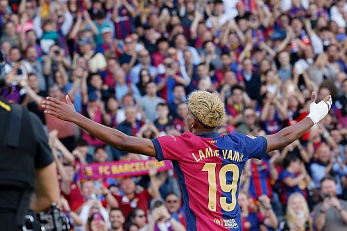Begeistert Barcelonas Fans: Stürmerstar Yamal. - © Joan Monfort/AP/dpa