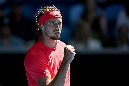 Tennisstar Alexander Zverev freut sich über den Achtelfinal-Einzug - © Lukas Coch/AAP/dpa