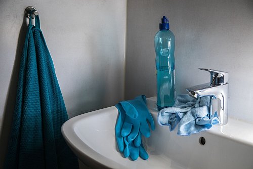 Man braucht: Klarspüler, einen Lappen und gegebenenfalls Handschuhe. - © Christin Klose/dpa-tmn
