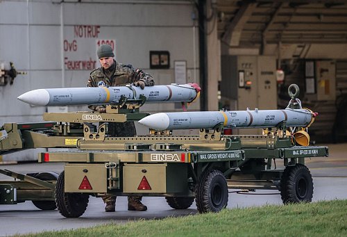 Die Stationierung ist eine Reaktion auf jüngste Luftraumverletzungen durch russische Kampfjets im Ostsee-Raum sowie den Einflug von Kamikaze-Drohnen auf Nato-Gebiet. - © Oliver Berg/dpa