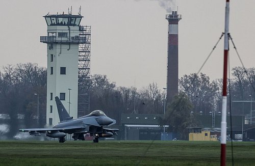 Vom Fliegerhorst Nörvenich aus starteten mehrere Eurofighter mit Kurs auf den polnischen Militärflugplatz Malbork. - © Oliver Berg/dpa