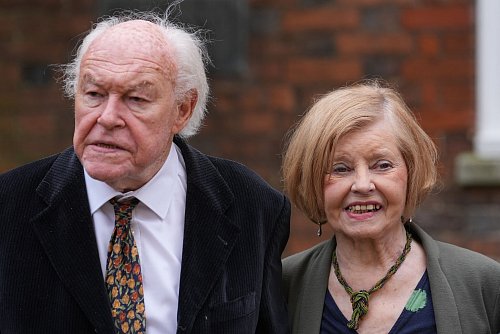 Timothy West und Prunella Scales im Mai 2024. (Archivbild) - © Gareth Fuller/PA Wire/dpa