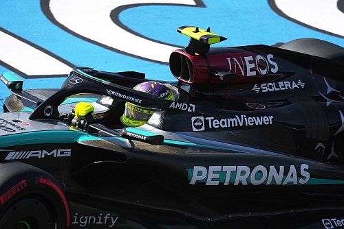 Rekordweltmeister Lewis Hamilton wechselt zu Ferrari. - © Peter Dejong/AP/dpa