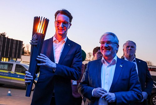 Hendrik Wüst (CDU, links) steht neben Marc Buchholz (CDU), Oberbürgermeister der Stadt Mülheim an der Ruhr. - © Christoph Reichwein/dpa
