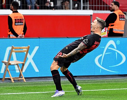 Zweimal stark beim Freistoß: Alejandro Grimaldo. - © Federico Gambarini/dpa