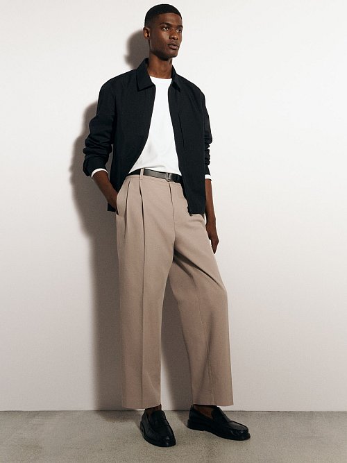 Während Hosen mit weitem Schnitt bei den Frauen längst angekommen sind, etablieren sie sich jetzt auch in der Männerwelt und verändern die Silhouette, wie auch bei COS zu sehen (Hose ca. 80 Euro, Shirt ca. 39 Euro, Jacke ca. 99 Euro, Schuhe ca. 179 Euro). - © COS/dpa-tmn