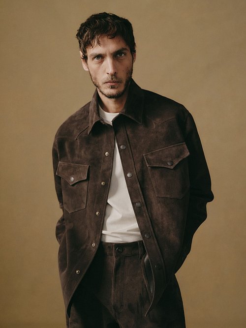 Hemden aus braunem Velourleder wie von Gant bringen Retro-Charme in die kalte Jahreszeit (Hemd ca. 800 Euro, Shirt ca. 65 Euro, Hose ca. 800 Euro). - © Gant/dpa-tmn