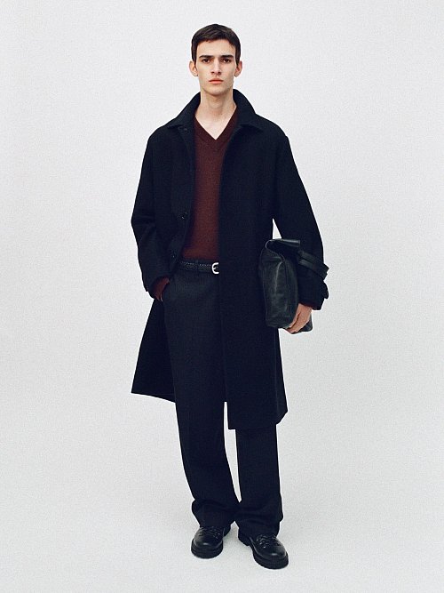 Im Herbst/Winter dürfen die passenden Jacken und Mäntel nicht fehlen. Ein lässiger Wollmantel mit lockerer Silhouette, wie beispielsweise das Modell von Arket, liegt voll im Trend (Wollmantel ca. 299 Euro, Pullover ca. 89 Euro, Tasche ca. 229 Euro). - © Arket/dpa-tmn