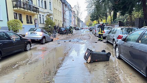 Das Loch in einer großen Wasserleitung in Dortmund hat eine Spur der Verwüstung nach sich gezogen. - © -/Feuerwehr Dortmund/dpa