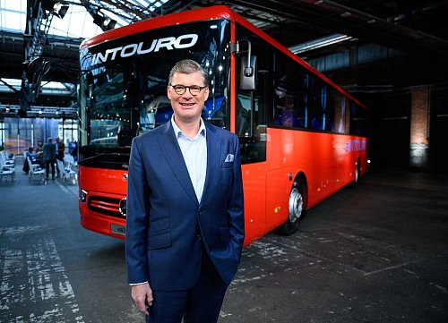 Der Ausbau von Ladesäulen geht Till Oberwörder nicht schnell genug. Gebraucht werden sie für die E-Busse der Marke. (Archivbild) - © Bernd von Jutrczenka/dpa