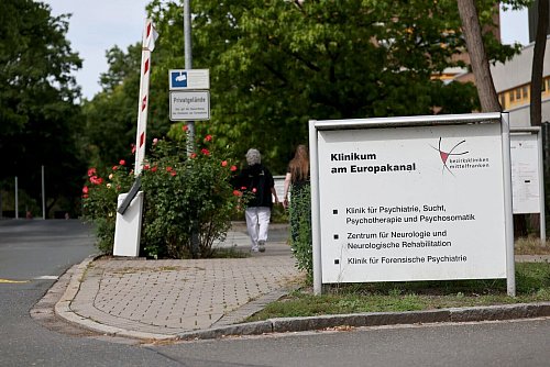 Am Morgen wurde der Mann zurück in die Psychiatrie gebracht. - © Daniel Löb/dpa