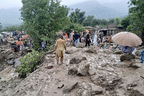 Mit allem, was verfügbar ist, suchen Einsatzkräfte und Anwohner nach Vermissten und Verschütteten nach der Sturzflut im Norden Pakistans. - © Qyass Khan/AP/dpa