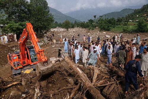 Nach der Flutkatastrophe im Norden Pakistans wird mit allem, was da ist, nach lebenden wie toten Opfern gesucht. - © Muhammad Sajjad/AP/dpa