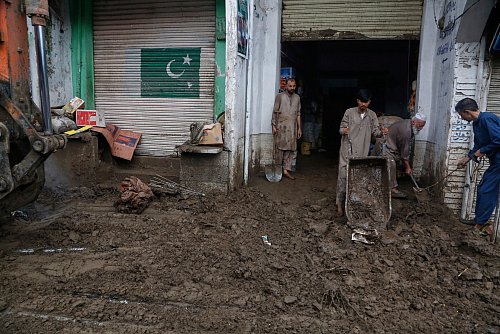 Nach einem heftigen Wolkenbruch suchen Rettungskräfte im Norden Pakistans weiter nach Opfern und Überlebenden der Sturzflut. - © Muhammad Sajjad/AP/dpa