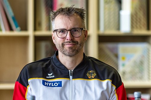 Versucht, Zuversicht auszustrahlen: Frauen-Bundestrainer Gerben Wiersma. - © Frank Hammerschmidt/dpa