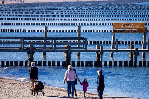Spätestens an den Stränden steigt man vom Fahrrad - für Spaziergänge oder ein Bad im Meer. - © Jens Büttner/dpa/dpa-tmn