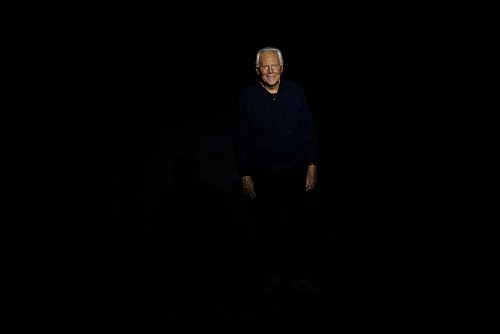 Der italienische Modemacher Giorgio Armani ist gestorben. (Archivbild) - © Luca Bruno/AP/dpa