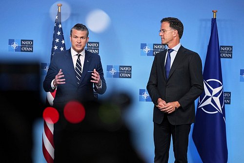 Sollen die Verteidigungsausgaben in allen Nato-Staaten auf fünf Prozent des Bruttoinlandsproduktes (BIP) steigen? - © Virginia Mayo/AP/dpa