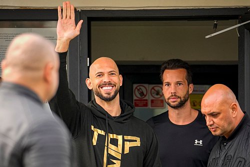 Andrew und Tristan Tate haben sich in Bukarest bei der Polizei gemeldet. - © Vadim Ghirda/AP/dpa