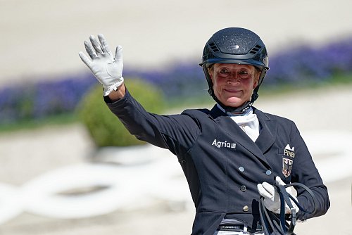 Isabell Werth gewinnt mit dem deutschen Dressur-Team. - © Uwe Anspach/dpa