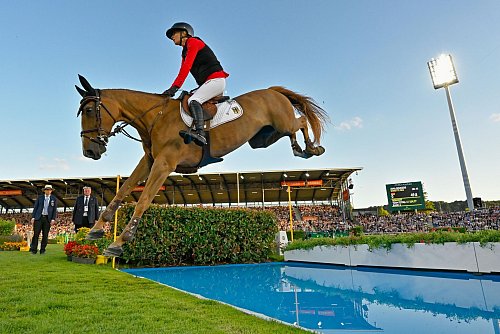 Jana Wargers zeigt mit ihrem Pferd Dorette eine starke Leistung. - © Uwe Anspach/dpa