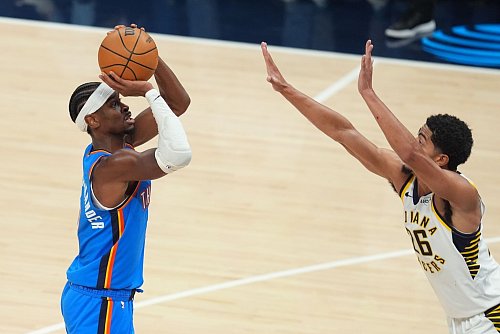 Shai Gilgeous-Alexander (links) von den Okalhoma City Thunder stellte gegen die Indiana Pacers seinen persönlichen Punkterekord ein. - © Darron Cummings/AP/dpa