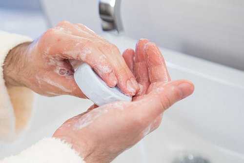 Gesunde Menschen können mit normaler Hygiene einfach vorbeugen - doch bei manchen bleibt die Angst. - © Christin Klose/dpa-tmn