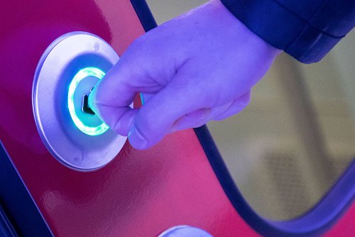 https://www.bloomberg.com/opinion/articles/2025-07-04/chatgpt-s-mental-health-costs-are-adding-up - © Christin Klose/dpa-tmn