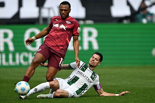Das Spiel Gladbach gegen Leipzig war hart umkämpft. - © Federico Gambarini/dpa
