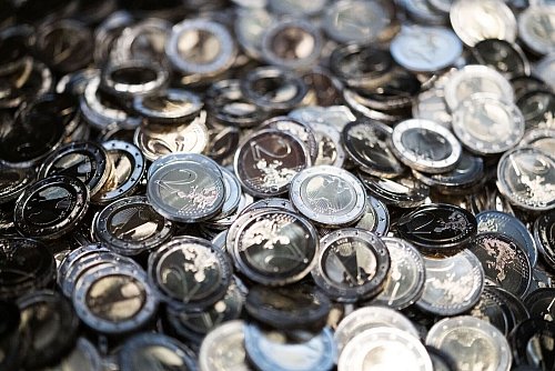 Gemessen an der Zahl der Transaktionen ist Bargeld noch immer die beliebteste Zahlungsart. (Symbolbild) - © Marijan Murat/dpa