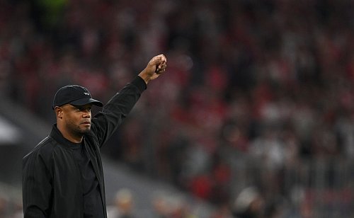 Vincent Kompany zeigt die Richtung in seinem zweiten Jahr an: Er will in allen Wettbewerben ganz nach oben. - © Sven Hoppe/dpa