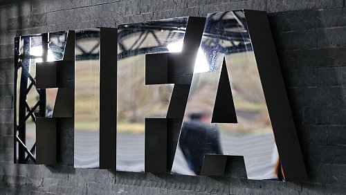 Die Generalversammlung des Fußball-Weltverbandes beginnt mit Verspätung. - © Christian Charisius/dpa