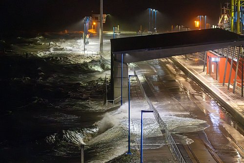 Der Sturm sorgte teils für Überschwemmungen. - © Bodo Marks/dpa