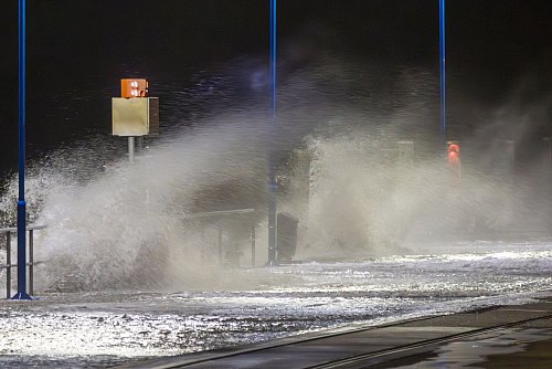 Das Wasser der Nordsee peitscht auf den Fährhafen Dagebüll. - © Bodo Marks/dpa