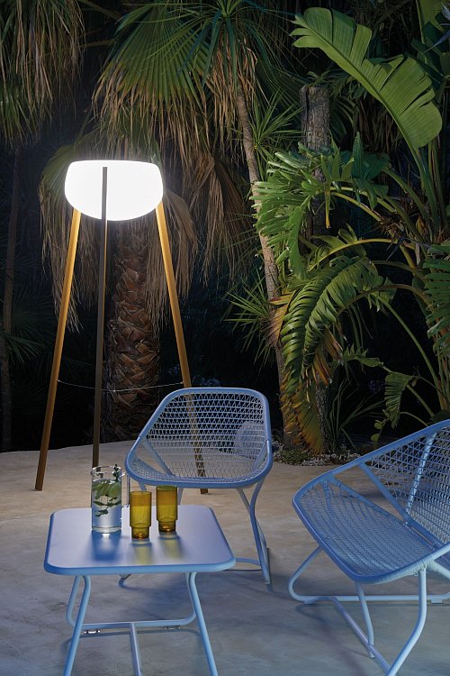 Schöne Bereiche im Garten trotz Dunkelheit hervorheben - möglich ist dies etwa mit Solar-Outdoorleuchten, wie hier von Fermob. - © Nicolas Matheus/Fermob/dpa-tmn